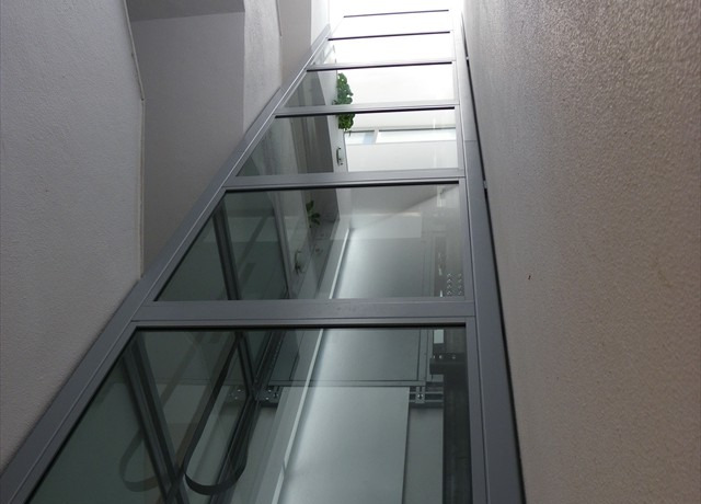 Caixa de elevador em vidro instalada no interior