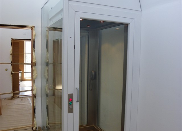 Acesso a elevador instalado em habitação