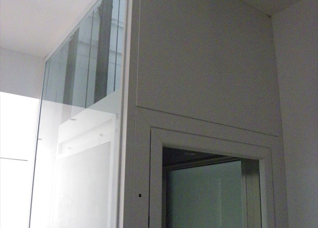 Elevador com estrutura metálica e revestimento em vidro